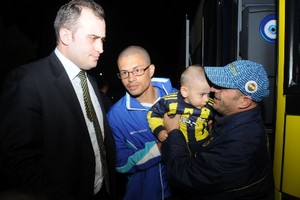 Fenerbahçe Bursa'da çiçek ve meşalelerle kaşılandı.