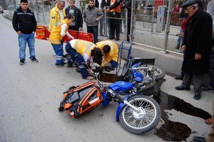 Kırmızı ışıkta geçen motosiklet sürücüsü ağır yaralandı.