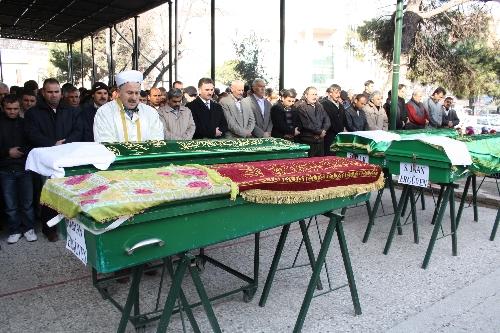 Yangında hayatını kaybeden aile üyelerinin cenazesi toprağa verildi