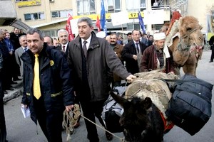 Tayin edildiği Çanakkale'ye gitmek için eşek ve deveyle yola çıktı