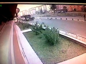 İşçi taşıyan otobüsle otomobilin çarpışması güvenlik kamerasında