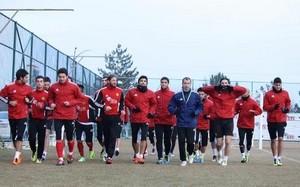 Eskişehirspor Teknik Direktörü Skibbe: Play-off’lar için kazanmalıyız.