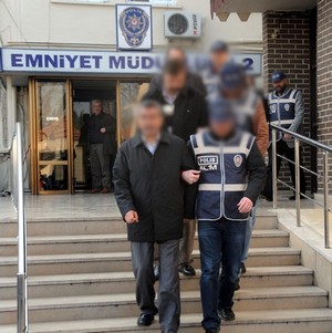 Polis, tapudaki rüşvet çetesini çökertti.