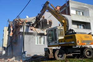Bursa'da 3 kaçak yapı yıkıldı