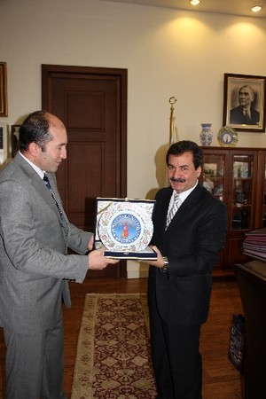 Rektör Karaaslan, Türkiye’nin en başarılı DPÜ akademisyenini tebrik etti