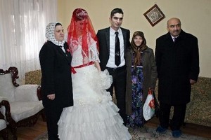 Gül Anneler Derneği, yetiştirme yurdundaki genç kızı evlendirdi
