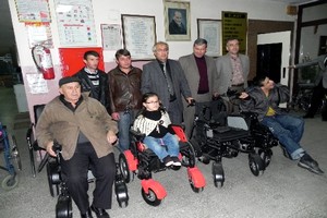 Tavşanlı Belediyesi 5 engelliye akülü araç hediye etti