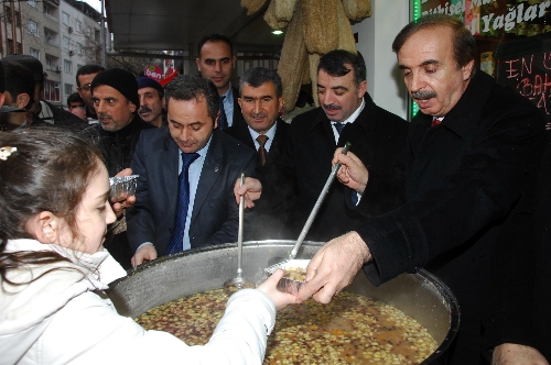 Yıldırım Belediye Başkanı Keskin aşure dağıttı