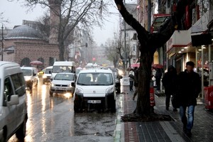 Bursa şehir merkezine mevsimin ilk karı düştü