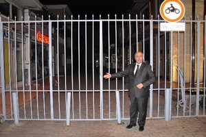 Pala: Çarşı kapılarına konulan demir parmaklıklar yasaya aykırı