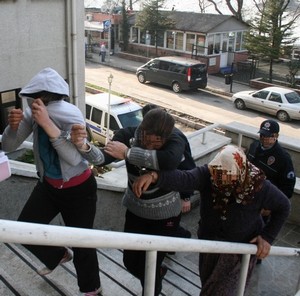 Saç tokasıyla kapı kilitlerini açtığı iddia edilen 3 kadın yakalandı