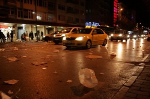 Bursa'da şiddetli lodos, hayatı olumsuz etkiliyor