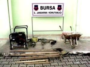 Kaçak kazıcılar jandarmayı görünce jeneratörü durdurmadan kaçtı
