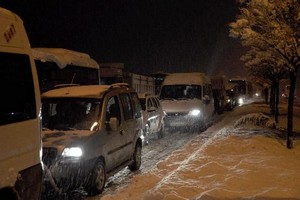 Özdilek kavşağında sürücüler yolda mahsur kaldı