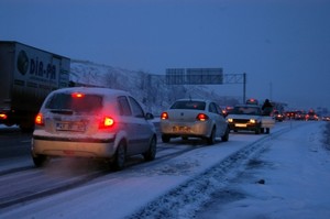 Kütahya'da kar yağışı ve tipi ulaşımı olumsuz etkiliyor