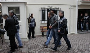 Patronlarından intikam almak için hırsız kiralayıp evini soydurdular
