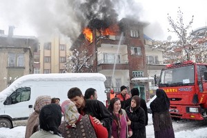 Soba üzerinde unuttuğu tencere, yangına neden oldu