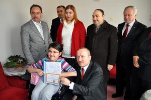Engelli Dila, karnesini Vali Koçdemir’in elinden aldı