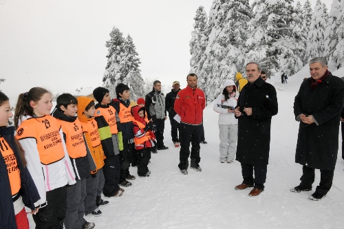 Gençler Uludağ'da kayak öğreniyor