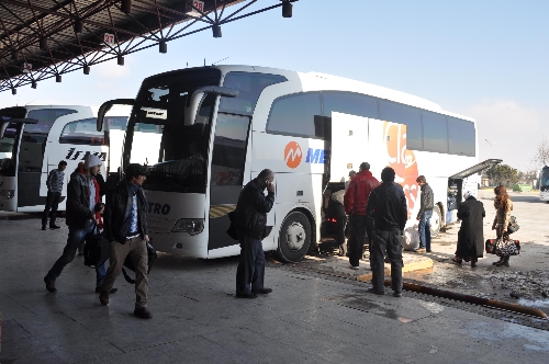 Son tren seferi yapıldı, vatandaş otobüslere hücum etti