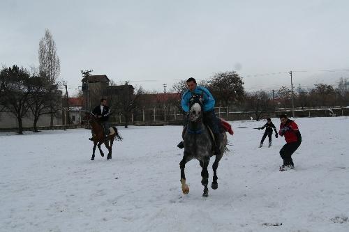 Erzincanlı gençler, atlıboard sporunu çok sevdi