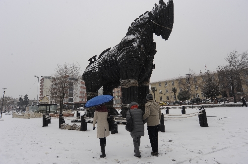 Çanakkale şehir merkezine yılın ilk karı yağdı