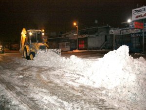 Belediye ekipleri gece eksi 18 derecede yolları temizledi