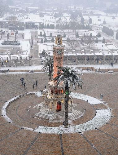 İzmir’e 21 yıl aradan sonra etkili kar yağdı