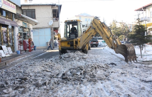 Şuhut'ta yolları kaplayan buzlar temizleniyor