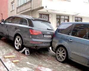 Buzlu yolda mahsur kalan otomobillere itfaiyeden 'sulu' kurtarma