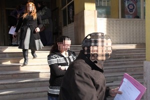 Soymak için girdikleri evde polise yakalandılar