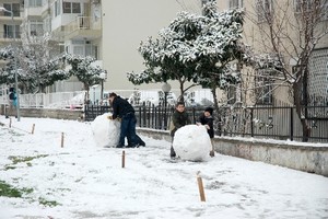 İzmir'de çocuklar en büyük kardan adamı yapmak için yarıştı