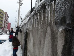 Çocukların buzla tehlikeli oyunu