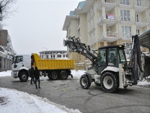 Eyüp’te kar temizleme çalışmaları devam ediyor