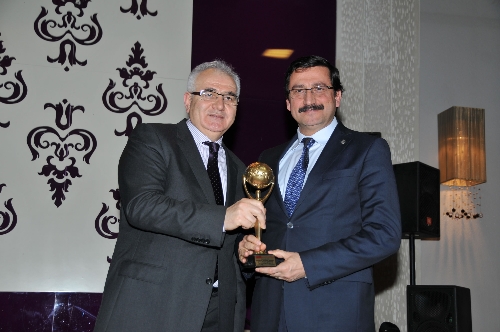 Başkan Ak'a 'Yılın Belediye Başkanı' ödülü
