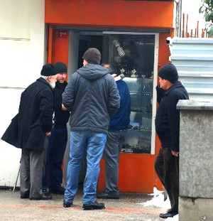 Duvarı delip 5 bin liralık takı çaldılar