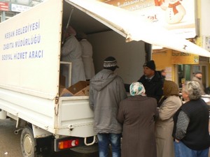 Keşan Belediyesi Mevlit Kandili nedeniyle lokma dağıttı
