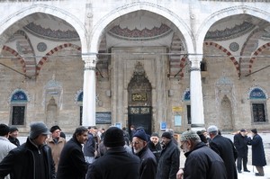 Cuma namazında kesilen elektrik vatandaşların tepkisine neden oldu