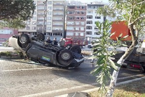 Araç buzlanan yolda takla attı