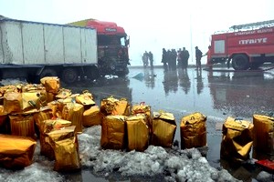 Zincirleme kazada yola dökülen bal, ekipleri saatlerce uğraştırdı