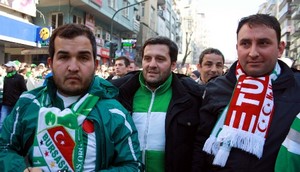 Cezası kalkan Bursaspor taraftarlarından gövde gösterisi