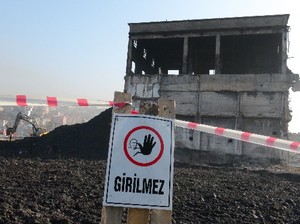 Harabe binanın yıkımı başladı