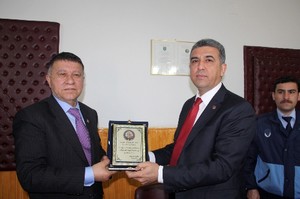 Borcu olmayan belediye başkanına plaket