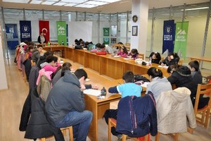 Gönüllü öğretmenler çocuklara İngilizce öğretiyor