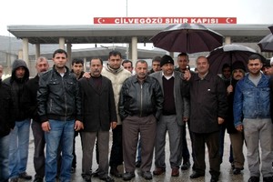 Yakıt vergisine tepki gösteren şoförler Cilvegözü'nde çadır kurdu