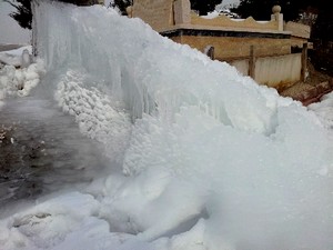 Yozgat’ta su borusundan fışkıran su 5 metrelik buz kütlesi oluşturdu