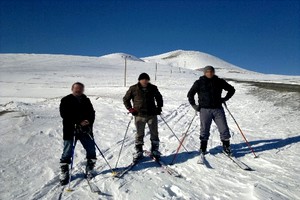 Öğretmenler pisti olmayan Ilgar Dağı'nda kayak yapıyor