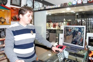 Saat çalan çifti, güvenlik kamerası yakalattı