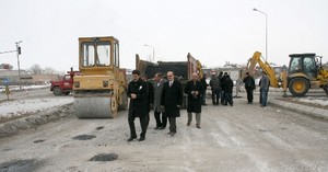 Belediye ekipleri bozulan yollarda tamir çalışması yapıyor