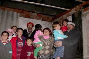 Evleri yanan iki aile yardım bekliyor